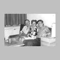 039-1003 Links im Bild Erhard General mit Ehefrau im Jahre 1976. Rechts ein Gast.jpg